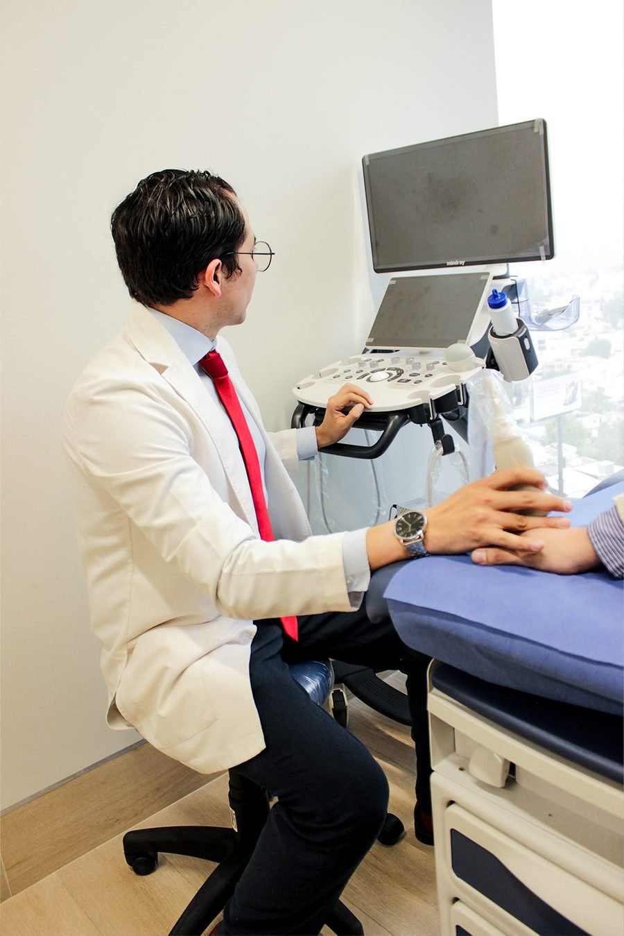 El doctor explora a un paciente en el consultorio