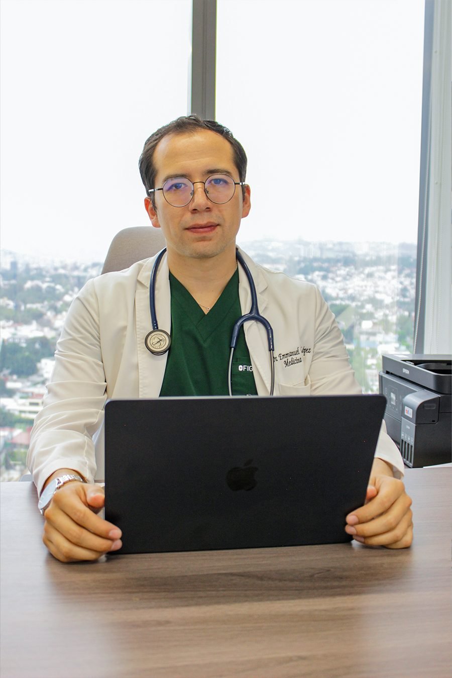 El doctor trabaja en su laptop en el consultorio