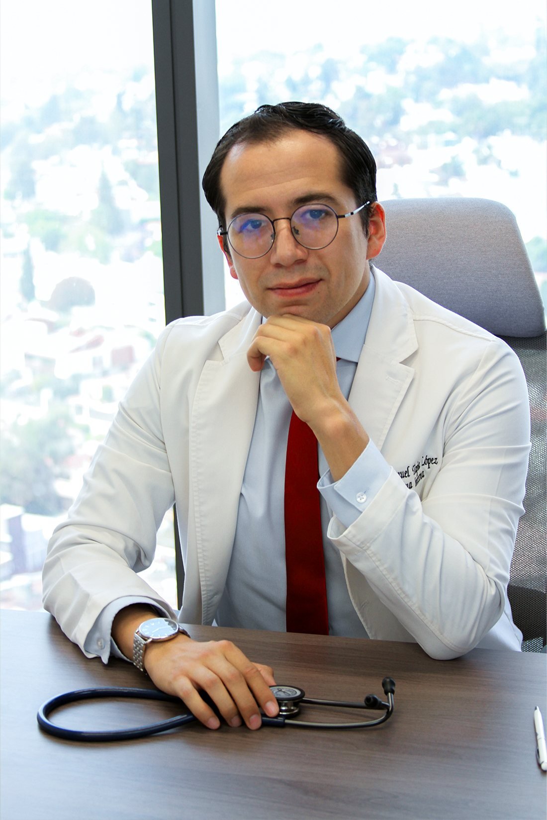 Dr. Emmanuel Tapia López en su consultorio